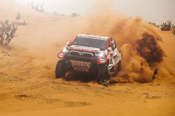 Giniel De Villiers y Àlex Haro consiguen su primera victoria con su Toyota Hilux en la 5ª etapa del Dakar 2021